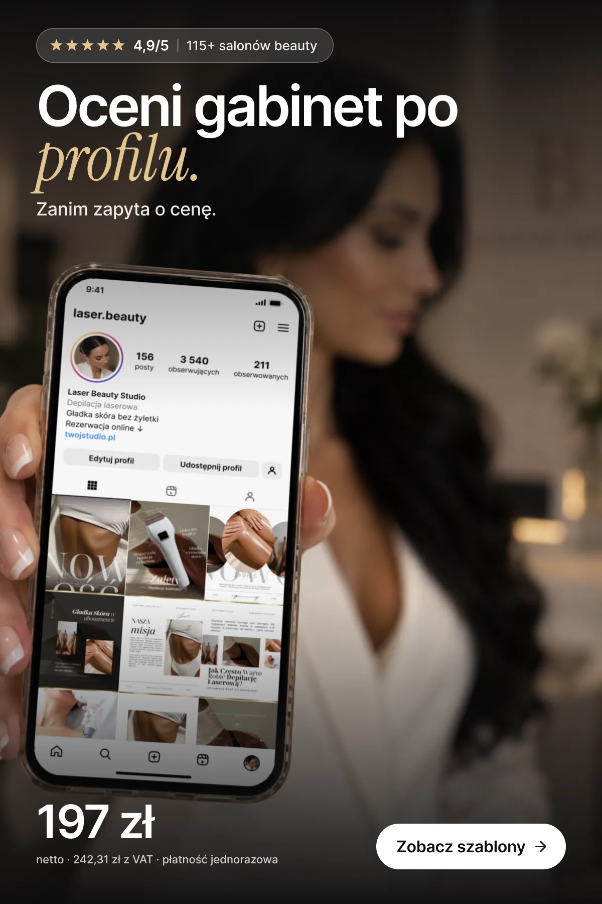 Kobieta w białym żakiecie trzyma telefon z profilem Instagram gabinetu depilacji laserowej, zbudowanym na szablonach Canva
